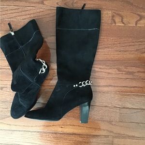 Super stylish black suede boots!